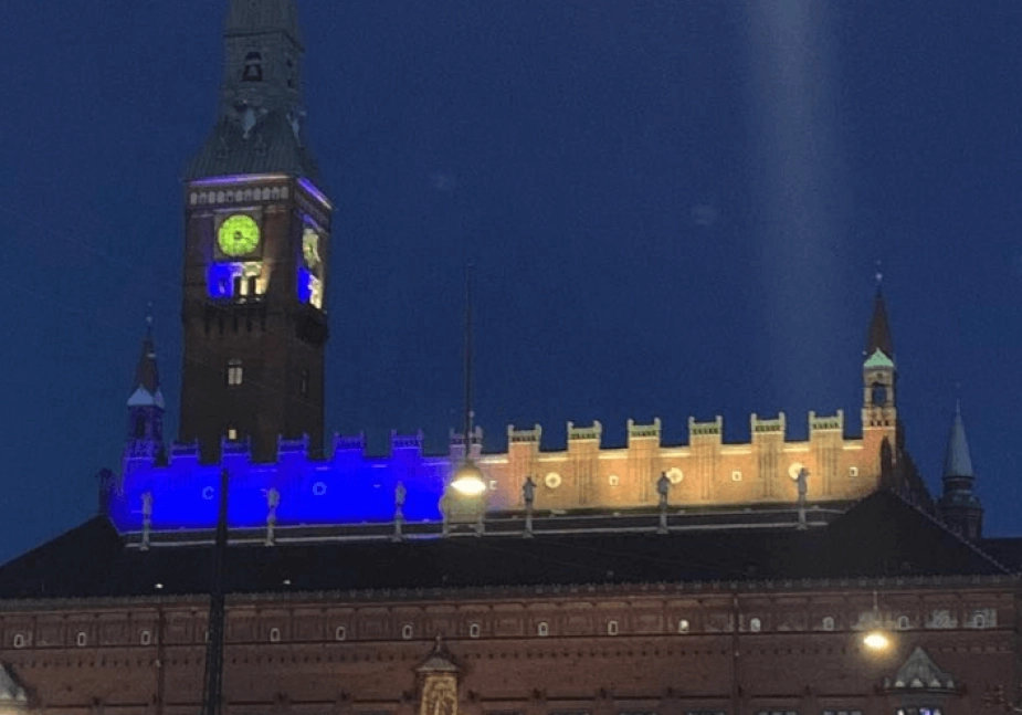 Flere rådhuse i landet har været oplyst i gult og blåt i solidaritet med Ukraine.