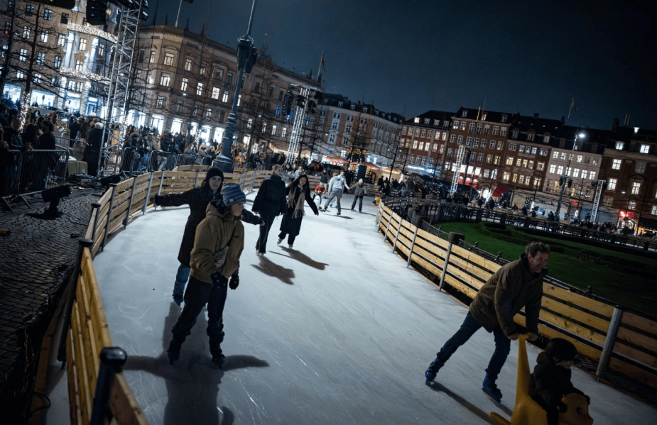 Skøjtebaner er blandt de aktiviteter, som kommunen i forvejen tilbyder om vinteren. (arkivfoto).