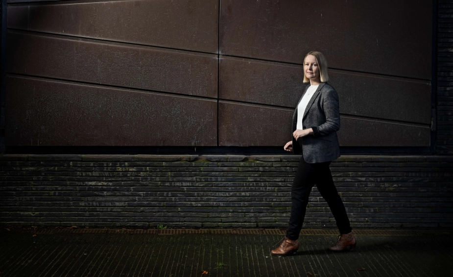 Forkvinde for Dansk Socialrådgiverforening, Signe Færch, advarer om, at pressede rammer driver mange socialrådgivere væk fra faget – med alvorlige konsekvenser for borgerne.