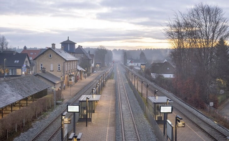 Skørping i Rebild Kommune har et af landets velbevarede stationsmiljøer. Det tyder på, at intercity-togene vil fortsætte med at stoppe på perronerne i årene fremover.