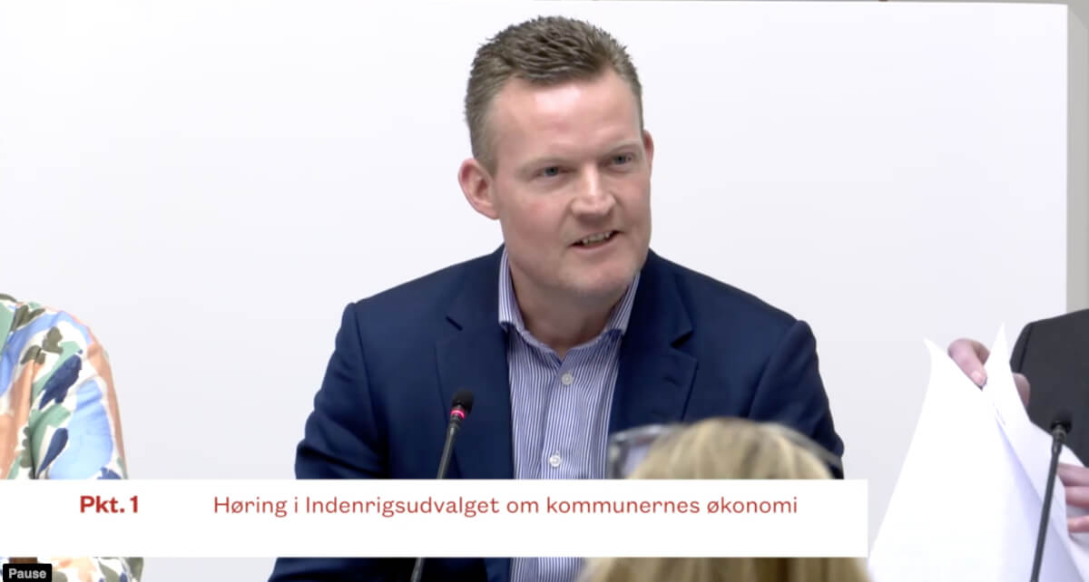 KL's cheføkonom Morten Mandøe nedjusterede i går på en høring i Folketinget skønnet for væksten i kommunernes udgift til det specialiserede socialområde fra 2,0 til 1,5 milliarder kroner.