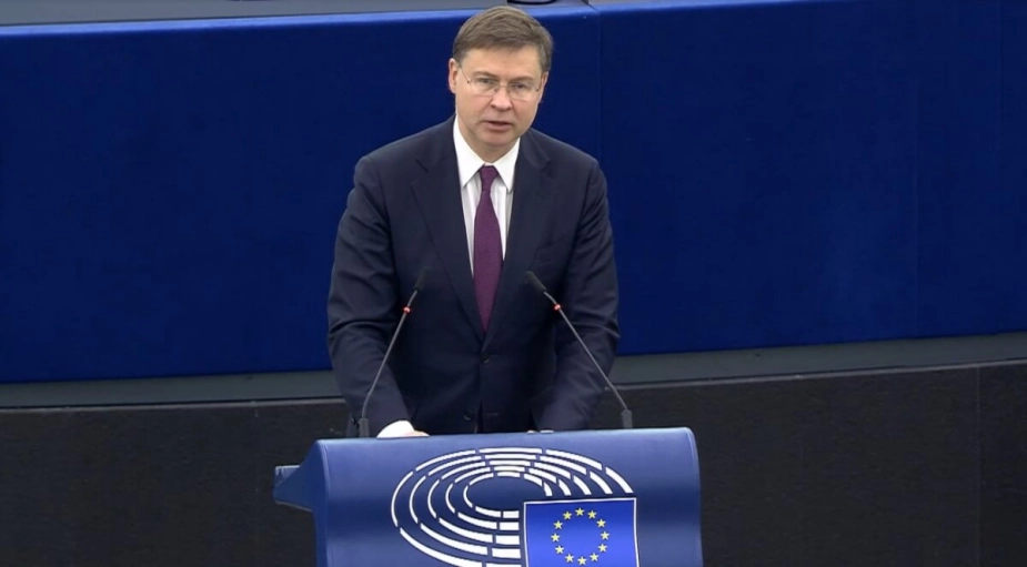 Valdis Dombrovskis, ledende næstformand for Europakommissionen og handelskommissær, taler til parlamentet om revidering af kravene til medlemslandenes økonomi