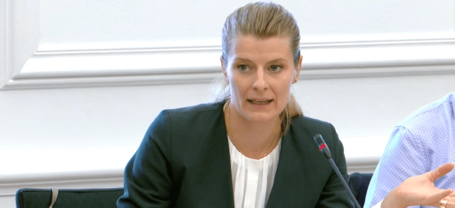 Folketingets Beskæftigelsesudvalg havde onsdag kaldt beskæftigelsesminister Ane Halsboe-Jørgensen (S) i åbent samråd om de økonomiske vismænds kritik af regeringens aftaler på kontanthjælpsområdet fra oktober 2023.
