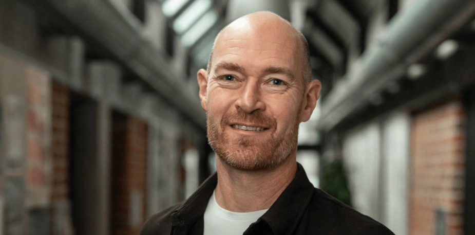 Professor Thomas Bredgaard fra Institut for Statskundskab på Aalborg Universitet peger på, at tusindvis af unge hvert år står uden for arbejdsfællesskabet, selv om mange virksomheder ønsker at inkludere flere unge med mentale sundhedsudfordringer.