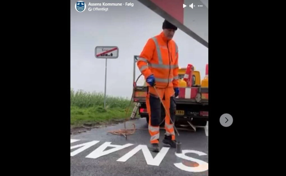 Kommunale medarbejdede brændte i torsdags bynavnet ned i asfalten på en af vejene til Snave og byttede byskiltet ud med et skilt uden navn.