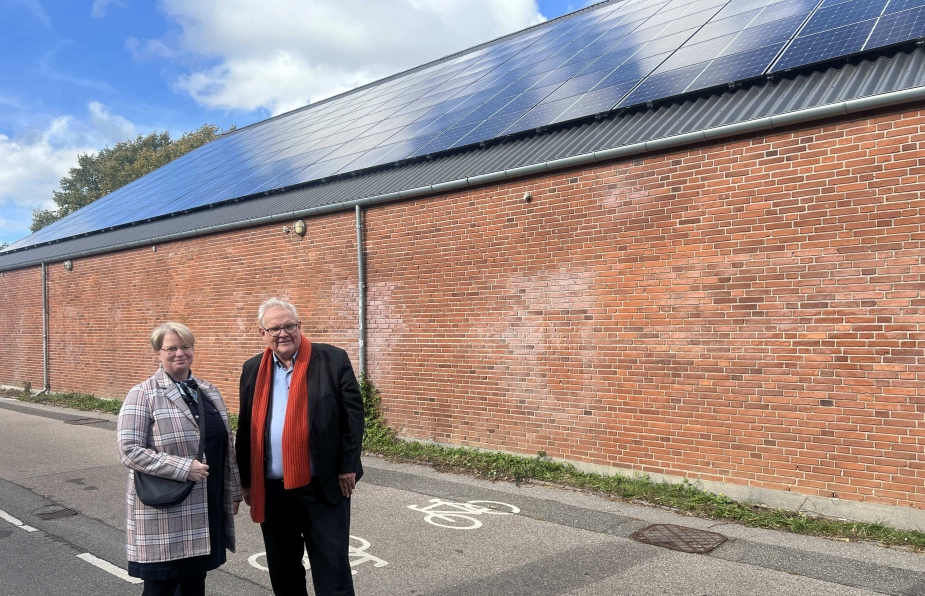 Forperson for Miljø- og Byudvalget Marianne Burchall (S) og borgmester Steen Christiansen (S) deltog i indvielsen af det kommunale klimaselskabs første solcelleanlæg. Borgmesteren fremhævede i sin tale, at kommunen ikke venter på, at andre løser opgaven. "Man kunne sige: Jamen, hvad betyder et par solceller i Albertslund? Men jeg ser det anderledes. For når vi lægger solceller på vores tage, så viser vi, at vi tager ansvar."