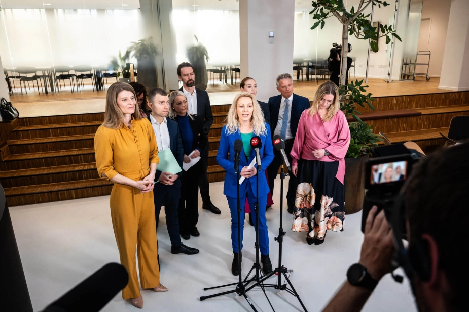 Selvom De Konservative ofte taler om afbureaukratisering, så erkender partiets ordfører Dina Raabjerg, som her står ved mikrofonen, at krav om indfasning af personalenedskæringer i STAR ikke har været en del af forhandlingerne.