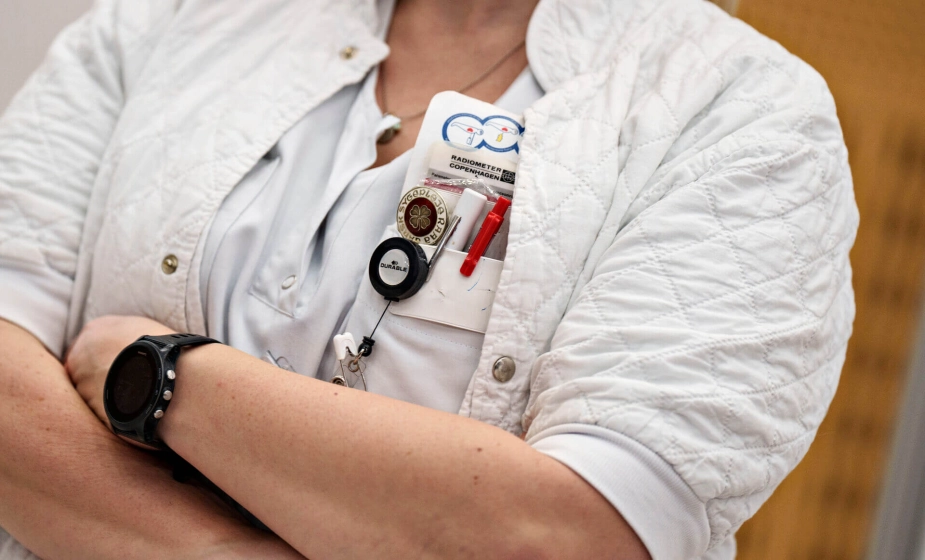 At overdragelse af opgaver skulle være en af de væsentligste årsager til, at sygeplejersker bruger tid foran skærmen, er en overraskelse, lyder det fra medlemmer af Fagligt Selskab for Sygeplejersker i Kommunerne (FSSK).