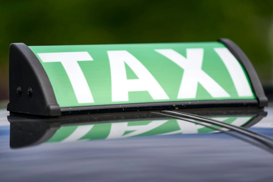 Bågø, Endelave, Hjarnø og Orø er fra 1. juli fritaget fra taxiloven, således at alle lovligt kan køre med alle mod betaling.