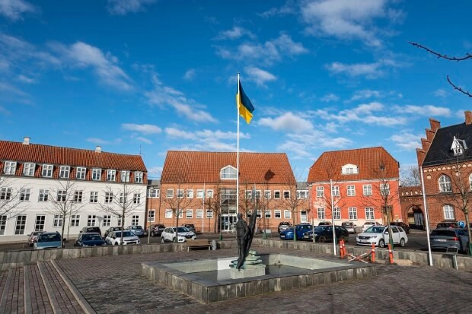 Ukraines flag vajer foran og på mange rådhuse i landet, og det er helt okay, siger Ankestyrelsen. Billedet her er flaget foran Frederikssund Rådhus.