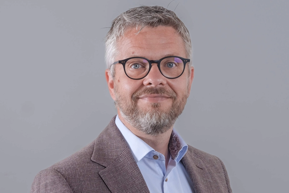 "Hvis vi fortsat skal opretholde vores rekrutteringsevne er jeg ret overbevist om, at vi skal sikre en attraktiv hverdag, hvor vores medarbejdere oplever, at de udfører deres opgaver på et fagligt tilfredsstillende og kompetent niveau," skriver Ulrik Johansen, direktør for Social og Sundhed, Favrskov Kommune, i dette debatindlæg.