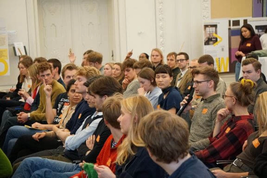 Unge debatterer ansvarlig AI i forbindelse med Folketingets Vilde Uge.