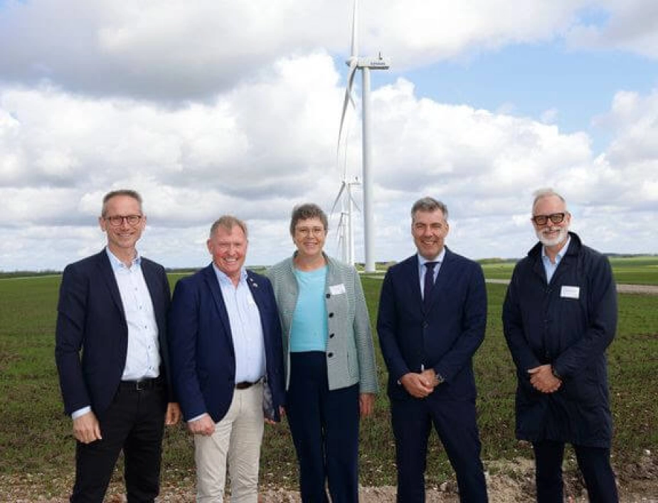 Til stede ved indvielsen af de seks 4,5 MW-vindmøller 2. maj var Kristian Jensen fra Green Power Denmark, borgmester i Vesthimmerlands Kommune Per Bach Laursen (V), bestyrelsesformand i Hofor Susanne Juhl, klima-, energi- og forsyningsminister Lars Aagaard (M) og administrerende direktør i Hofor Henrik Plougmann Olsen.