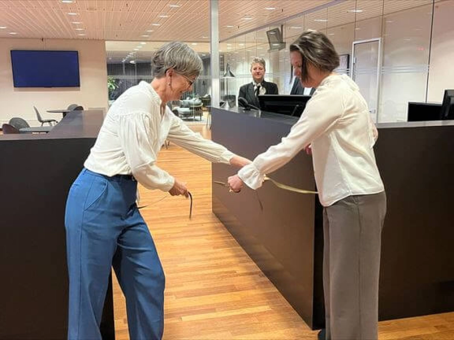 Dorte West (V) og Katrine Fusager Rohde (V) klippede den gyldne snor i Karup.