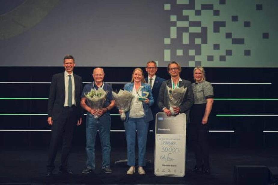 Energifællesskab Avedøre a.m.b.a. vandt tirsdag Green Power Prisen. I midten ses formand Tina Cartey Hansen, der fik overrakt prisen af bl.a. Green Power Denmarks direktør Kristian Jensen og bestyrelsesformand Jesper Hjulmand (tv.).
