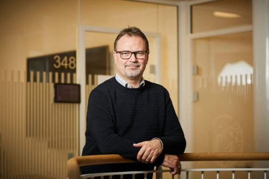 Formand for Danmarks Lærerforening, Gordon Ørskov Madsen, kalder på varige løsninger, der kan sikre skolerne fast økonomisk grund under fødderne. "Lige nu trækker kommunerne stikmodsatte vej. Når mere end halvdelen af kommunerne varsler markante besparelser, bliver afstanden mellem ambitionerne på Christiansborg og virkeligheden ude på skolerne simpelthen for stor," siger formanden.