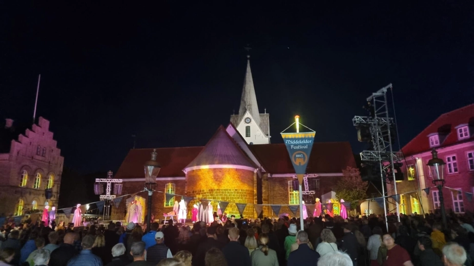 Den velbesøgte middelalderfestival i Varde har fået med den midlertidige sparekniven.