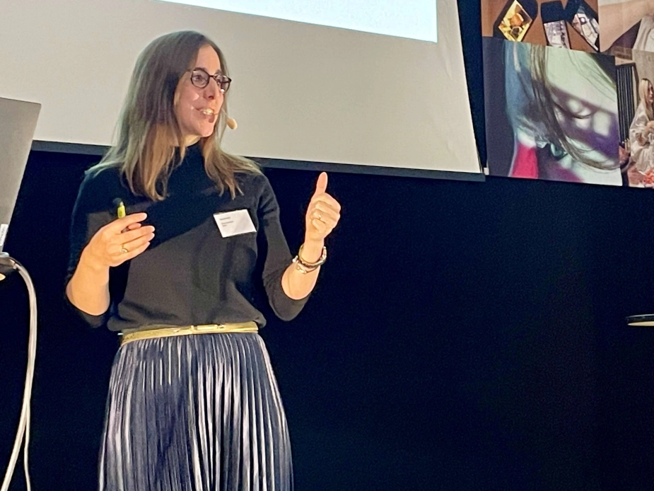 Seniorøkonom Veerle Miranda fra OECD fremlagde ved Nordjysk Ungekonference den nye rapport 'Investing in Youth: North Denmark Region'.