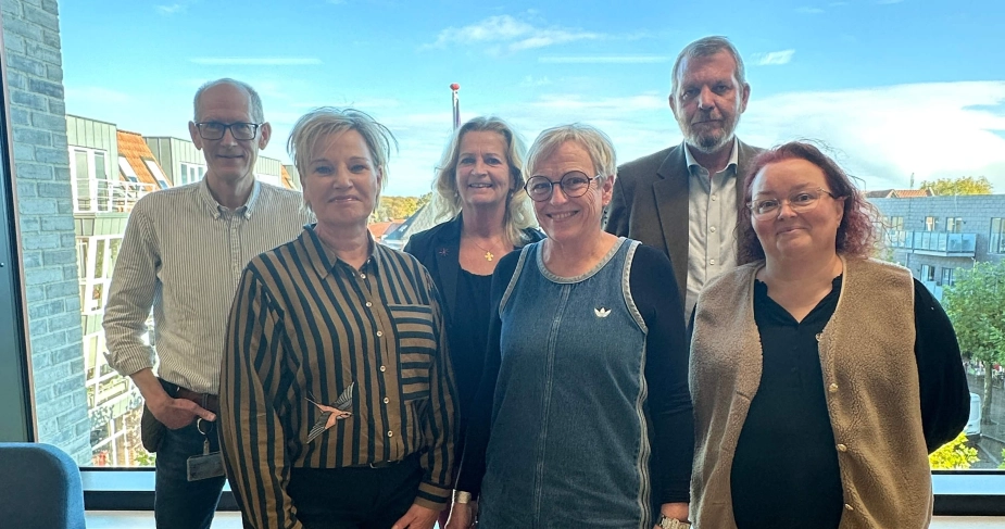 Fra venstre: Bo Smith, leder af sygeplejen, områdeleder Bettina Rimdal, Bodil Staal, formand for ældreudvalget, ældrechef Kirsten Dyrholm Hansen, direktør Henrik Larsen og Bethina Hansen, gruppeleder for en af hjemmeplejegrupperne - alle fra Vejen Kommune.